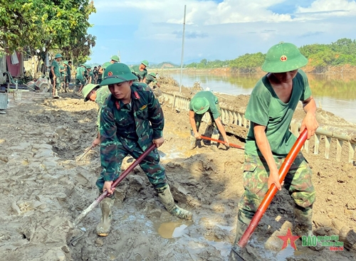 Thượng úy trẻ hoãn ăn hỏi đi giúp dân chống lũ