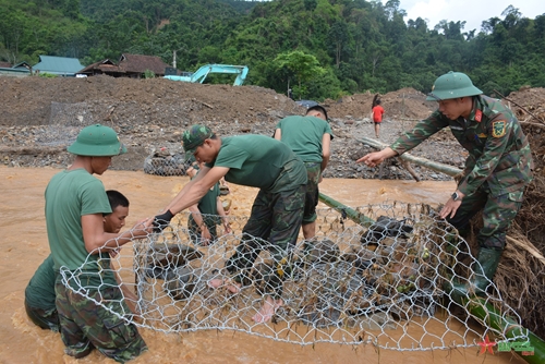 Bộ đội dầm mình trong nước lũ, bắc cầu tạm cho nhân dân Mường Pồn, Điện Biên