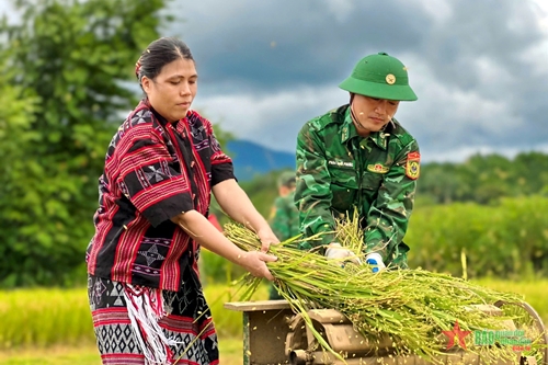 Chiến sĩ Biên phòng giúp dân nơi đầu nguồn biên giới