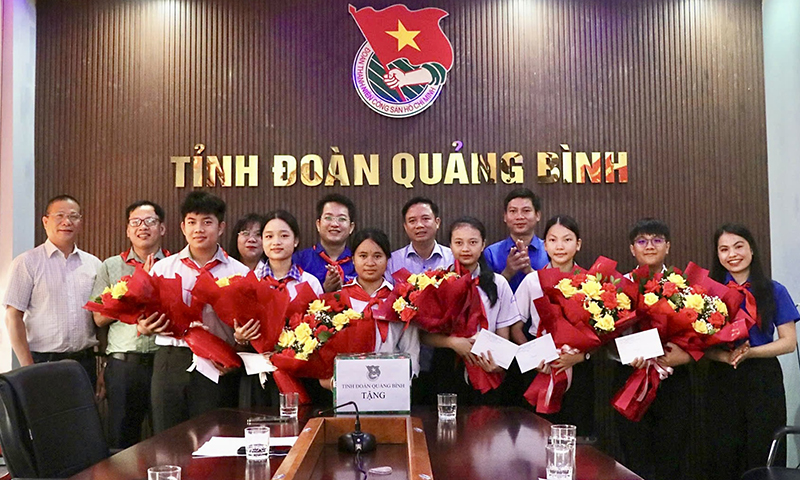 Gặp mặt đoàn đại biểu tham dự phiên họp giả định "Quốc hội trẻ em" lần thứ II