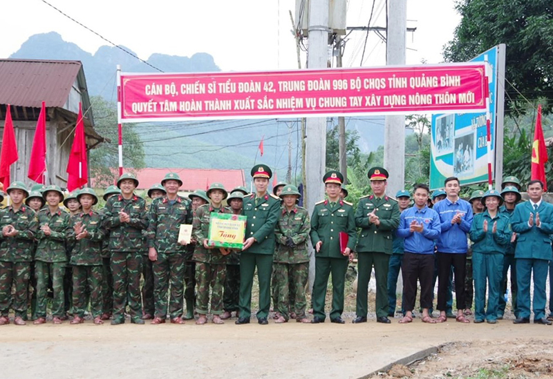 Bộ Chỉ huy Quân sự tỉnh thăm, tặng quà các đơn vị làm công tác dân vận