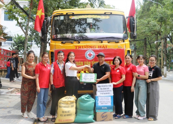 Vận chuyển 10 tấn hàng hóa cứu trợ người dân Lạng Sơn, Cao Bằng