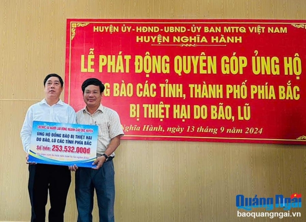 Huyện Nghĩa Hành quyên góp ủng hộ đồng bào bị thiệt hại do bão, lũ