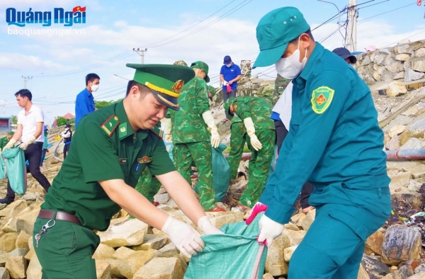 Ra quân thu gom rác thải, bảo vệ môi trường biển