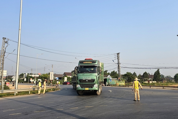 Cấm một số phương tiện lưu thông trên cao tốc Cam Lộ - La Sơn...