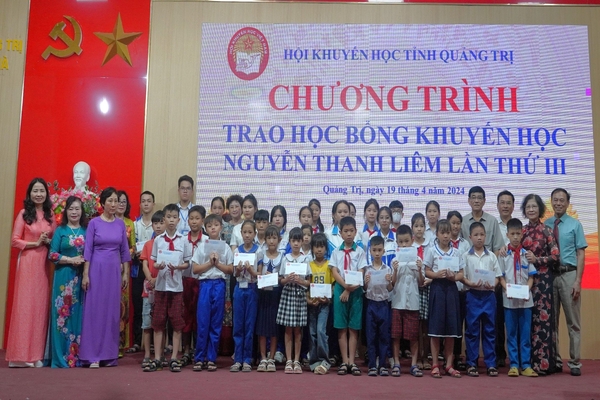 Trao 78 suất học bổng cho học sinh nghèo vượt khó vươn lên học tập