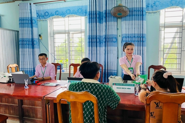 Giải ngân khoản vay đầu tiên từ nguồn vốn chính sách cho người...