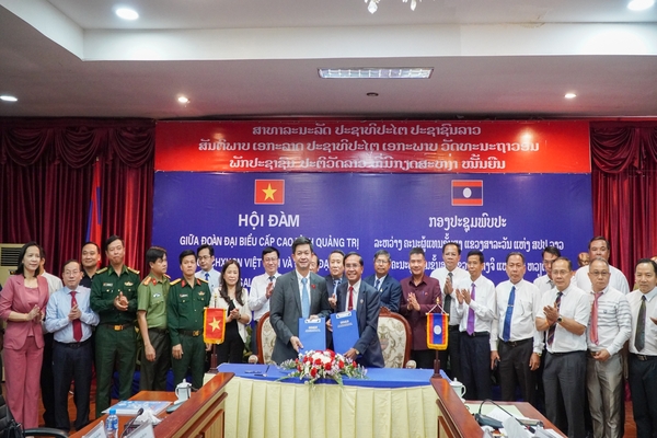 Quang Tri, Salavan finalizes deal to foster relations