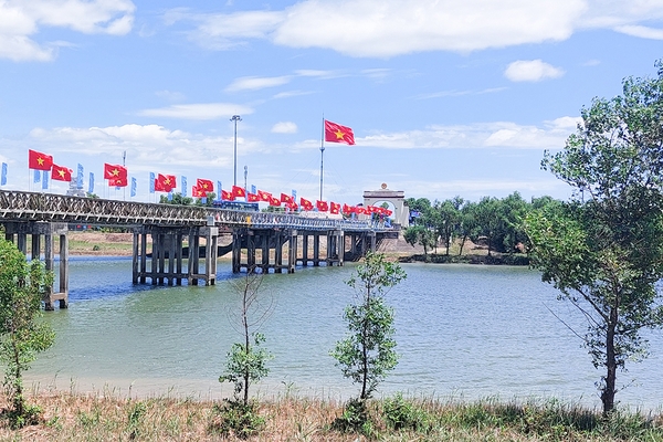 Back to border area. Part 1: A river with one bank