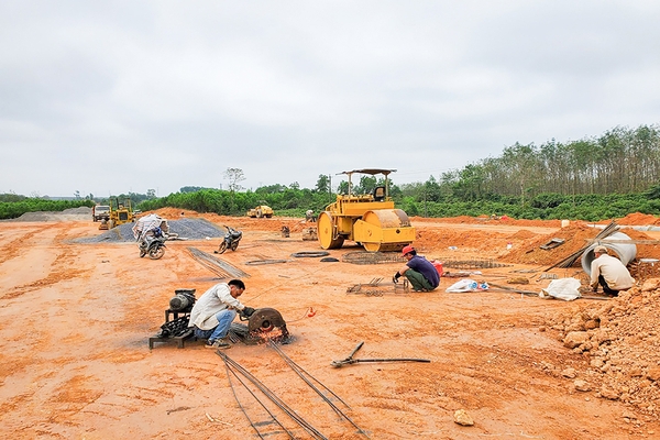 Khai thác đất trái phép để san lấp mặt bằng dự án khu tái định cư,...