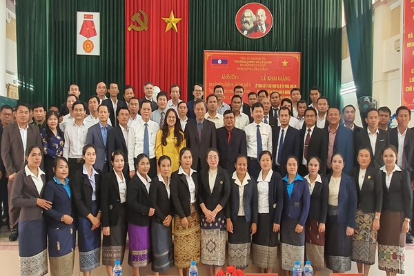 Quang Tri provides political training for 50 Laos officials