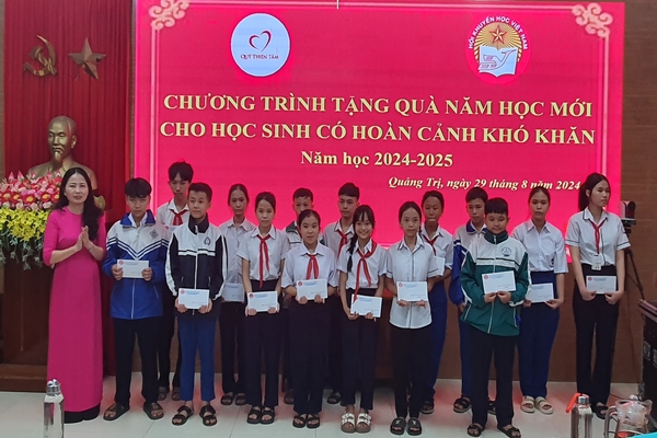 Trao 100 suất học bổng cho học sinh, sinh viên có hoàn cảnh khó khăn