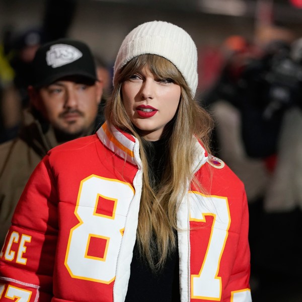 Taylor Swift hỗ trợ Travis Kelce trong trò chơi Wild Card tại sân vận động Arrowhead