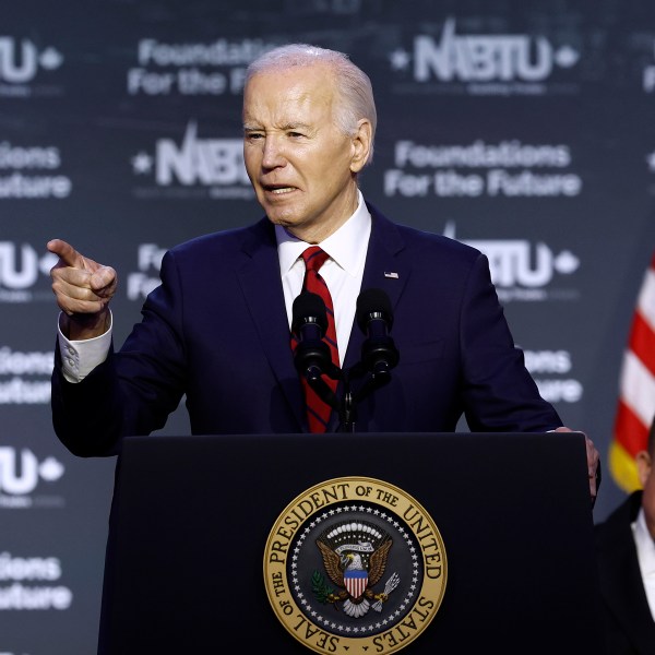 Biden nói với Howard Stern rằng ông ‘ có phước để tranh luận về Thump