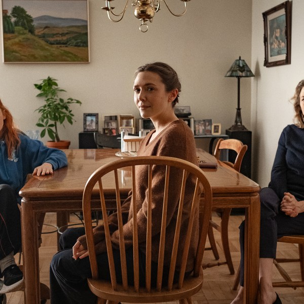 Chị Act: Natasha Lyons, Elizabeth Olsen, và Carrie Coon trên 'Ba đứa con gái của mình '