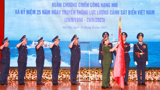 Cảnh sát biển Việt Nam đón nhận Huân chương Chiến công hạng Nhì