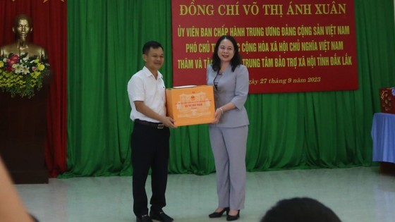 Phó Chủ tịch nước Võ Thị Ánh Xuân thăm, tặng quà Trung tâm Bảo trợ xã hội tỉnh Đắk Lắk