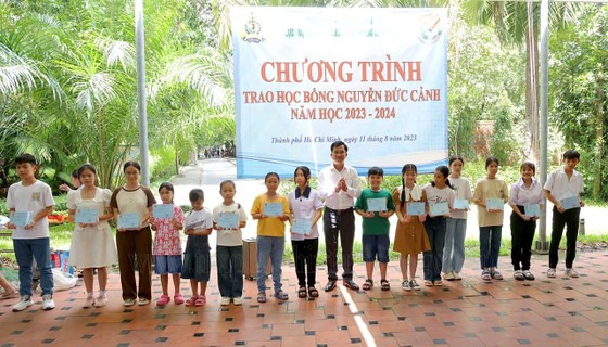 Trao hơn 100 suất học bổng Nguyễn Đức Cảnh cho học sinh