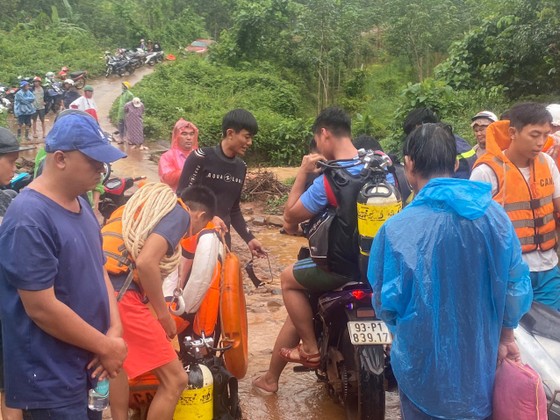 Bình Phước: Khẩn trương tìm kiếm thanh niên bị nước lũ cuốn mất tích