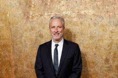 Jon Stewart nổi nóng vì những cú đâm của Biden