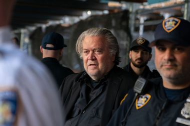 Tiếp theo là nhà tù? Steve Bannon mất kháng cáo