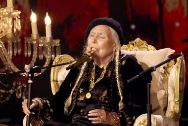 Giải Grammy: Joni Mitchell hát Both Sides