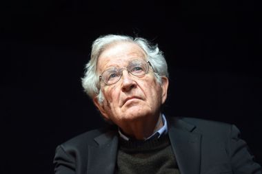 Noam Chomsky ở tuổi 95: Nói lên sự thật phũ phàng