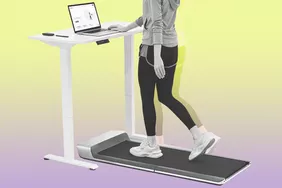 Một Tik Toker đã đi bộ một cuộc thi chạy đua trên của cô dưới-Desk Treadmill trong ngày làm việc