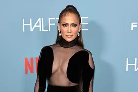 Jennifer Lopez chia sẻ cách chị đạt đến mức độ gần gũi cao nhất tại nhà