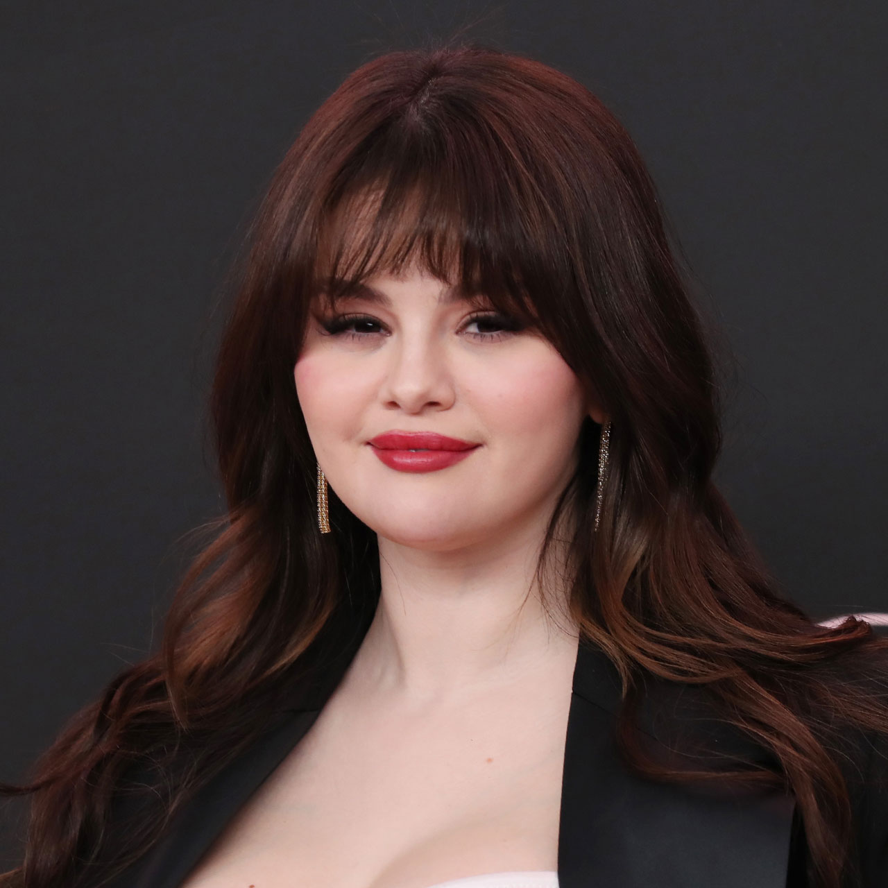 Selena Gomez đột nhập vào một trang phục có lợi cho hội nghị thượng đỉnh sức khỏe tâm thần hàng năm của Người Đẹp