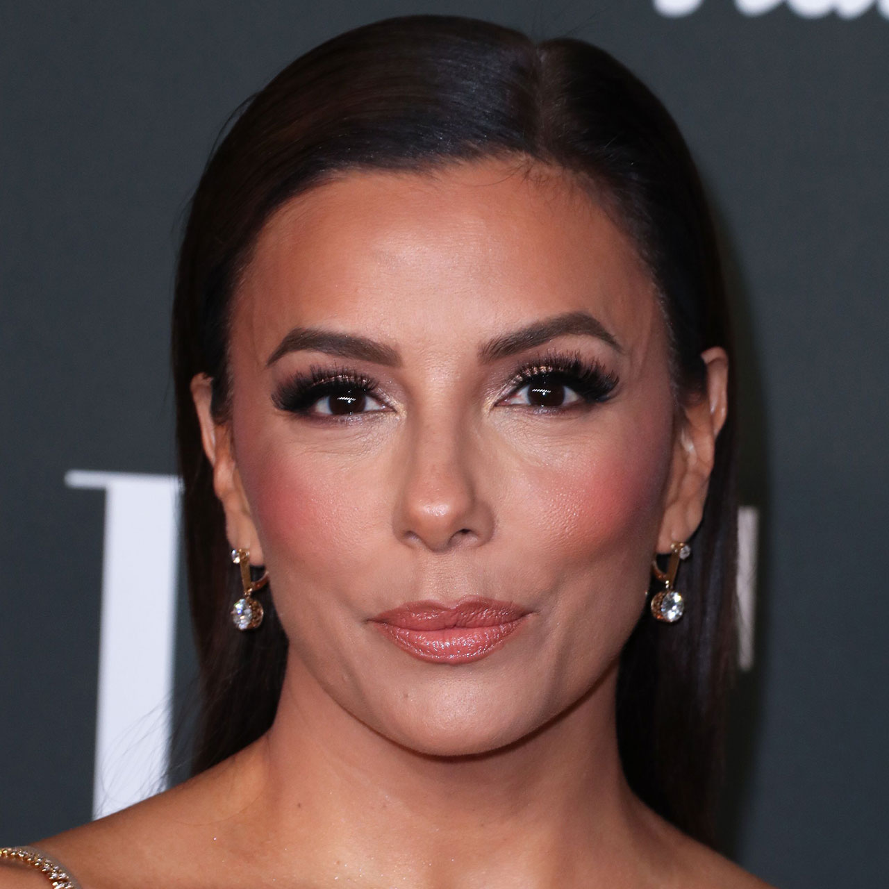 Eva Longoria, 49 tuổi, trưng bày cơ thể Bikini của mình tại bãi biển trong một bộ đồ bơi màu đỏ đậm