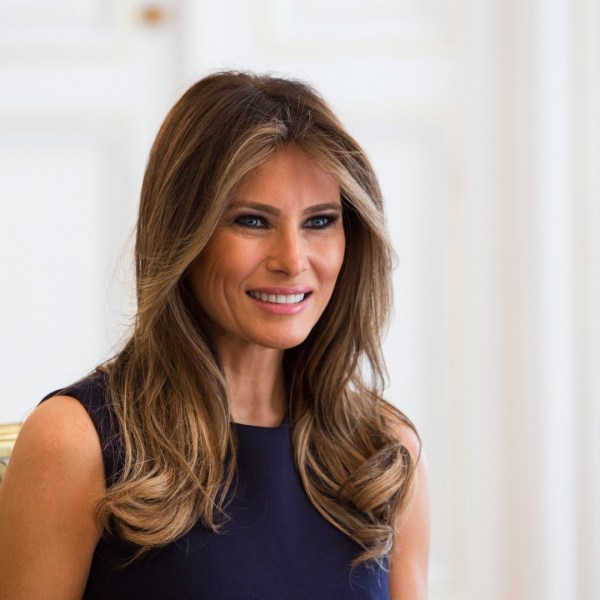 Melania Thump thân thiết hơn người ta tưởng khi Donald Thump bị vạch trần