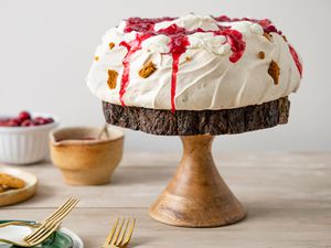 Gingersnap Pavlova với quả nam việt quất