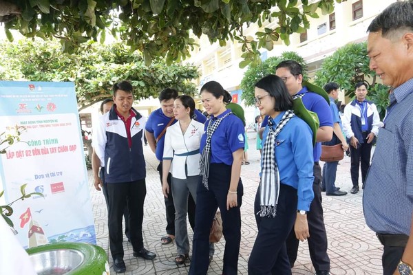 Thành Đoàn TP. HCM thăm, tặng quà các chiến sĩ tình nguyện 'Mùa Hè Xanh' trên đảo Phú Quý