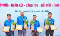 Trao tặng Huy hiệu 'Tuổi trẻ dũng cảm' cho bốn thanh niên đập tường cứu người trong vụ cháy ở Trung Kính, Hà Nội