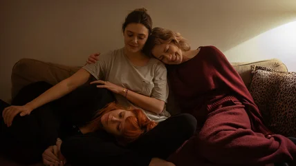 Ba cô con gái của ông ôn lại: Carrie Coon, Natasha Lyons, và Elizabeth Olsen rất nổi bật trong vở kịch tình cảm này