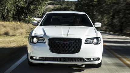 Có sự khác biệt gì giữa The Chrysler 300 show Vs. 300S V6?