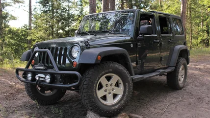 JK đứng trên chiếc Jeep Wrangler để làm gì?