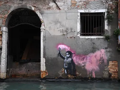 Tại sao việc khôi phục bức tranh tường Banksy ở Venice lại gây tranh cãi đến vậy