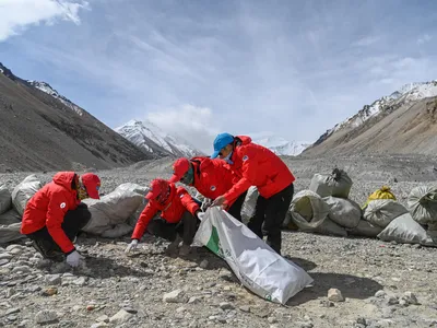 Quân đội Nepal đang loại bỏ rác rưởi và xác chết khỏi đỉnh Everest