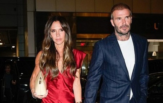 Vợ chồng David - Victoria Beckham nắm tay tình cảm xuống phố