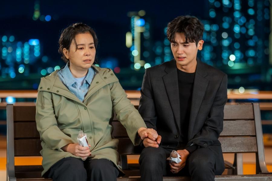 Park Hyung Sik Tearfully Opens Up To Park Shin Hye’s Mom Jang Hye Jin In “Doctor Slump”