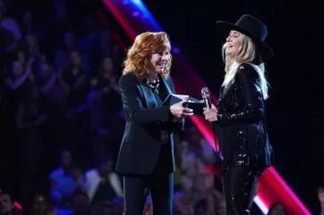 Reba McEntre gây ngạc nhiên với Lainey Wilson với lời mời "The Voice' Ende"