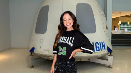 'Không gian Gal' Emily Calandrellli mở đầu về chuyến bay Blue Origin sắp tới (xem)