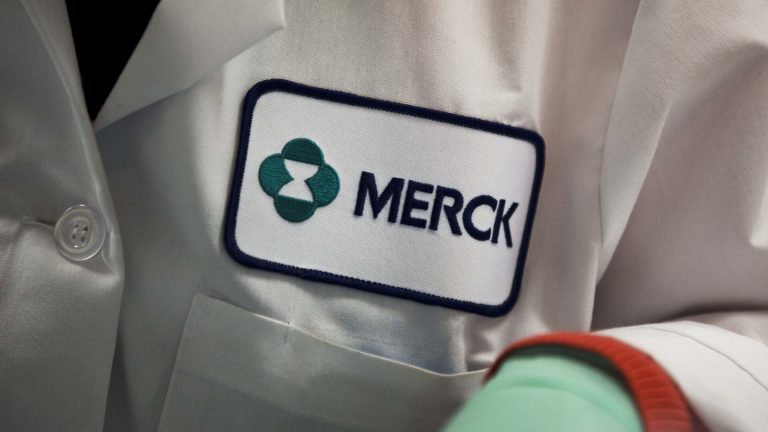 Merck sa thải công nhân giữa thị trường lao động thô