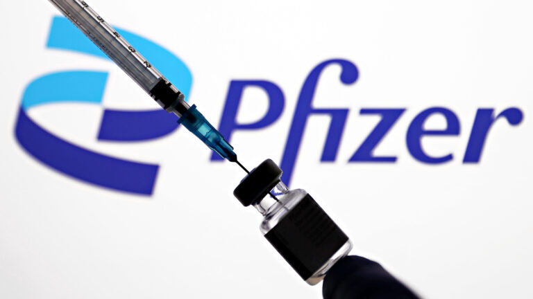 Âm mưu của Pfizer để giành chiến thắng trong cuộc chạy đua vaccine RSV