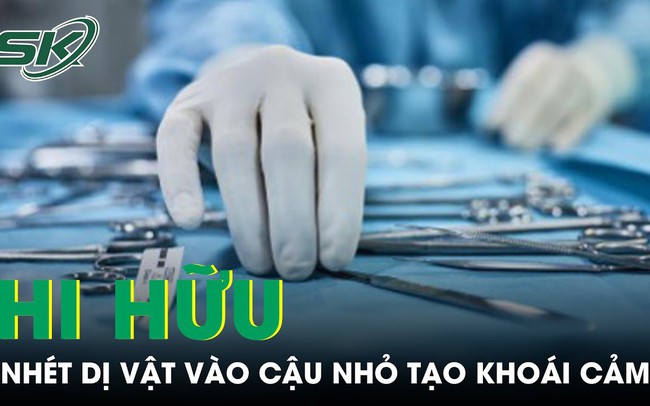 Bác sĩ lấy ra cây keo nến 40cm mắc kẹt trong 'cậu nhỏ'