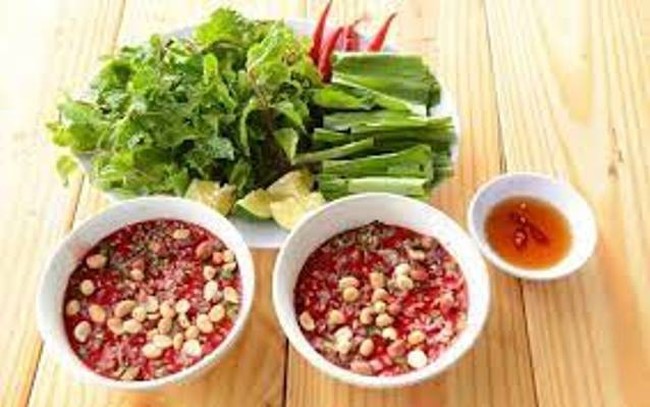 Người đàn ông tử vong sau khi ăn tiết canh lợn