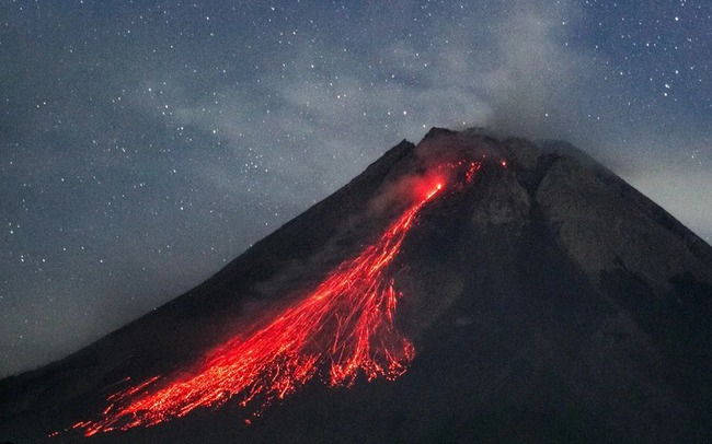 Núi lửa phun trào ở Indonesia: 11 người leo núi thiệt mạng