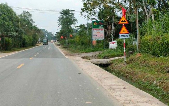 Hai xe máy tông nhau, người phụ nữ đi bộ bên đường tử vong